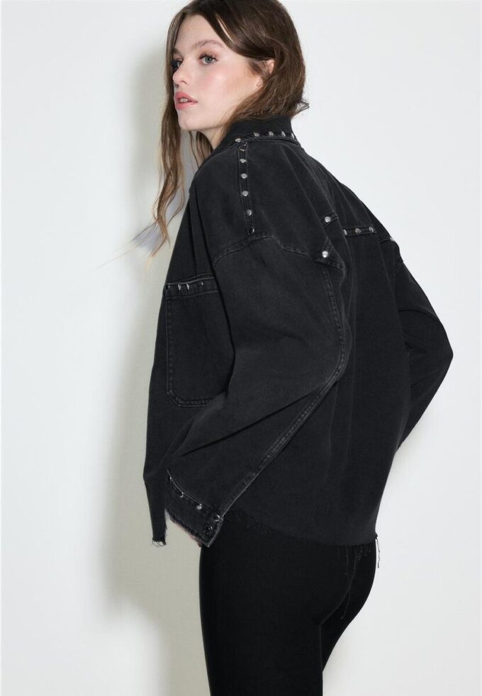 Kurzes Denim-Overshirt mit Nieten