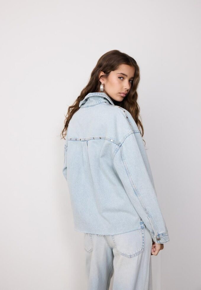 Kurzes Denim-Overshirt mit Nieten