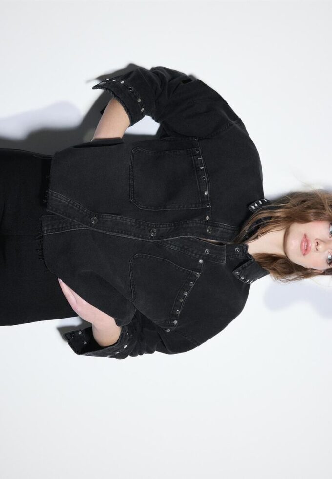 Kurzes Denim-Overshirt mit Nieten