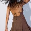 Kurzes, fließendes Kleid mit Bindedetail am Rücken