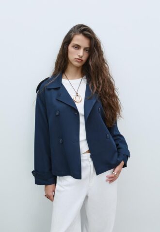 Kurzes, fließendes Trenchcoat mit Gürtel