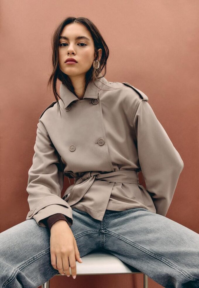 Kurzes, fließendes Trenchcoat mit Gürtel Kurzes, fließendes Trenchcoat mit Gürtel