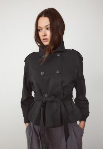 Kurzes, fließendes Trenchcoat mit Gürtel