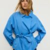 Kurzes, fließendes Trenchcoat mit Gürtel