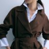 Kurzes, fließendes Trenchcoat mit Gürtel Kurzes, fließendes Trenchcoat mit Gürtel