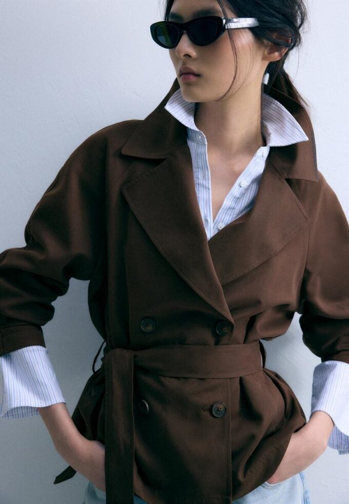 Kurzes, fließendes Trenchcoat mit Gürtel Kurzes, fließendes Trenchcoat mit Gürtel