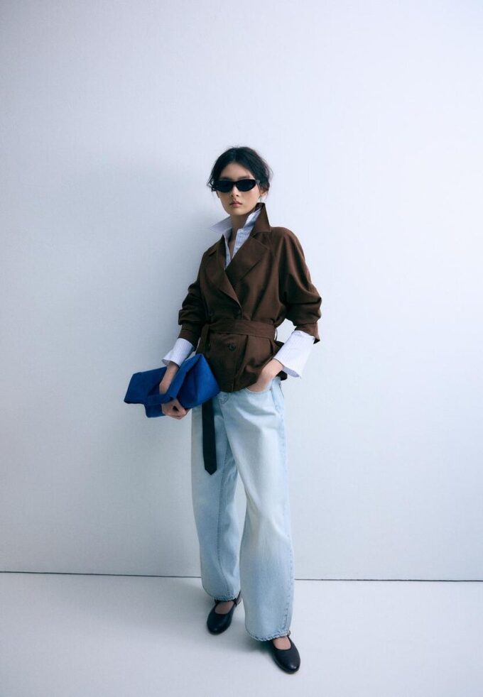Kurzes, fließendes Trenchcoat mit Gürtel Kurzes, fließendes Trenchcoat mit Gürtel