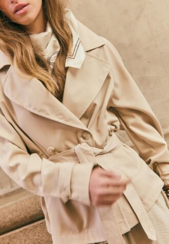 Kurzes, fließendes Trenchcoat mit Gürtel