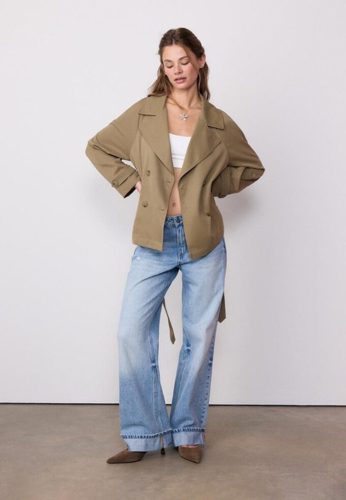 Kurzes, fließendes Trenchcoat mit Gürtel Kurzes, fließendes Trenchcoat mit Gürtel