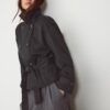 Kurzes, fließendes Trenchcoat mit Gürtel