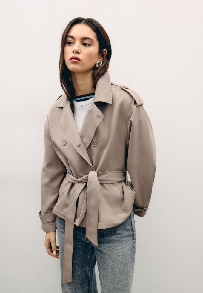 Kurzes, fließendes Trenchcoat mit Gürtel Kurzes, fließendes Trenchcoat mit Gürtel