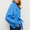 Kurzes, fließendes Trenchcoat mit Gürtel