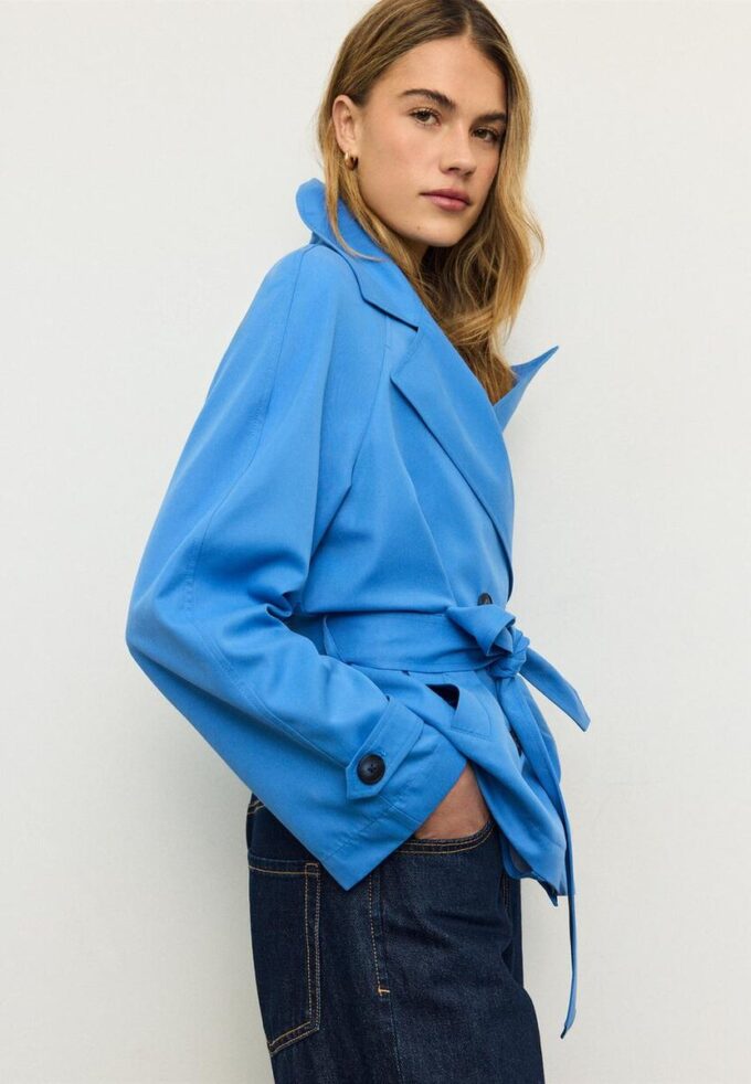 Kurzes, fließendes Trenchcoat mit Gürtel