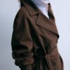 Kurzes, fließendes Trenchcoat mit Gürtel Kurzes, fließendes Trenchcoat mit Gürtel
