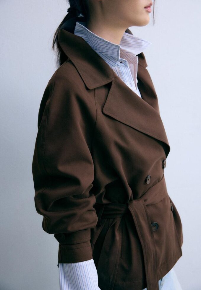Kurzes, fließendes Trenchcoat mit Gürtel Kurzes, fließendes Trenchcoat mit Gürtel