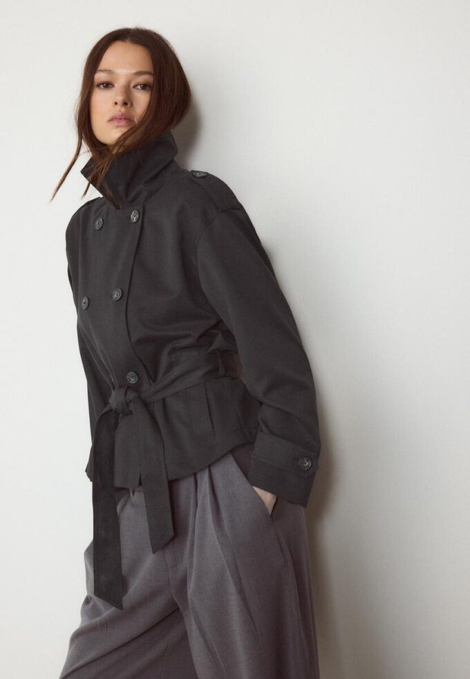 Kurzes, fließendes Trenchcoat mit Gürtel
