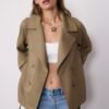 Kurzes, fließendes Trenchcoat mit Gürtel Kurzes, fließendes Trenchcoat mit Gürtel