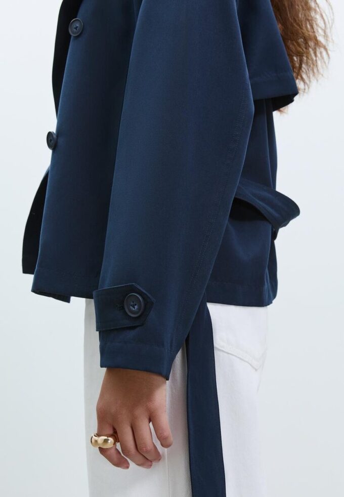 Kurzes, fließendes Trenchcoat mit Gürtel