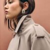 Kurzes, fließendes Trenchcoat mit Gürtel Kurzes, fließendes Trenchcoat mit Gürtel