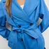 Kurzes, fließendes Trenchcoat mit Gürtel