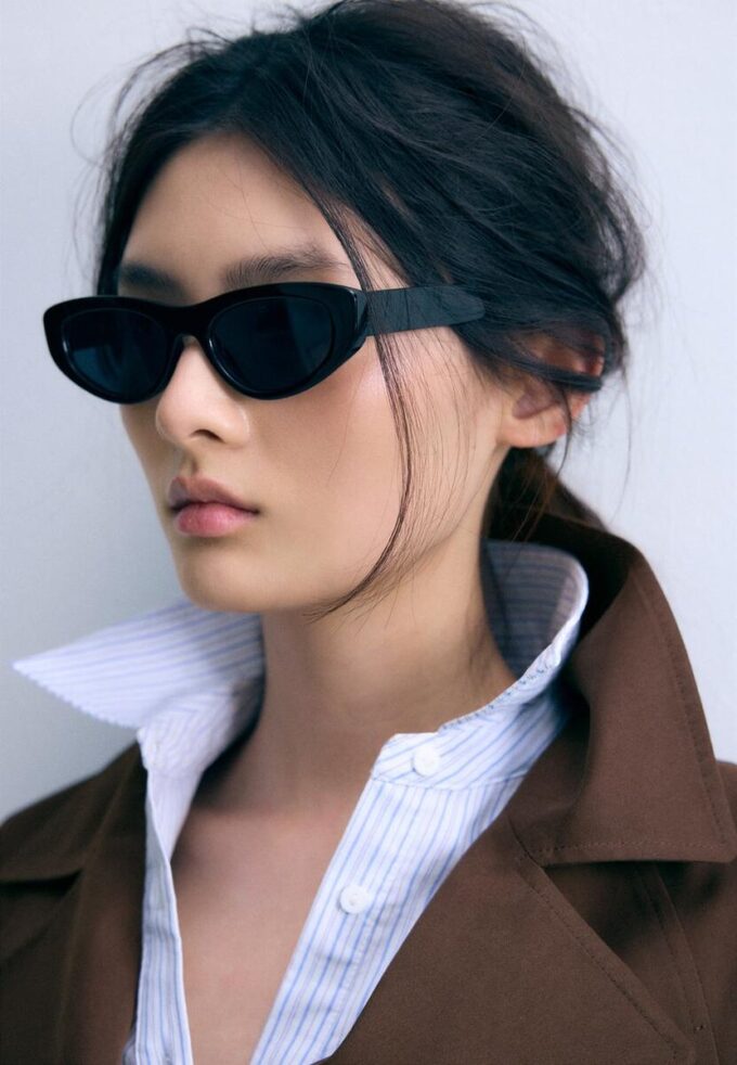 Kurzes, fließendes Trenchcoat mit Gürtel Kurzes, fließendes Trenchcoat mit Gürtel