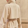 Kurzes, fließendes Trenchcoat mit Gürtel