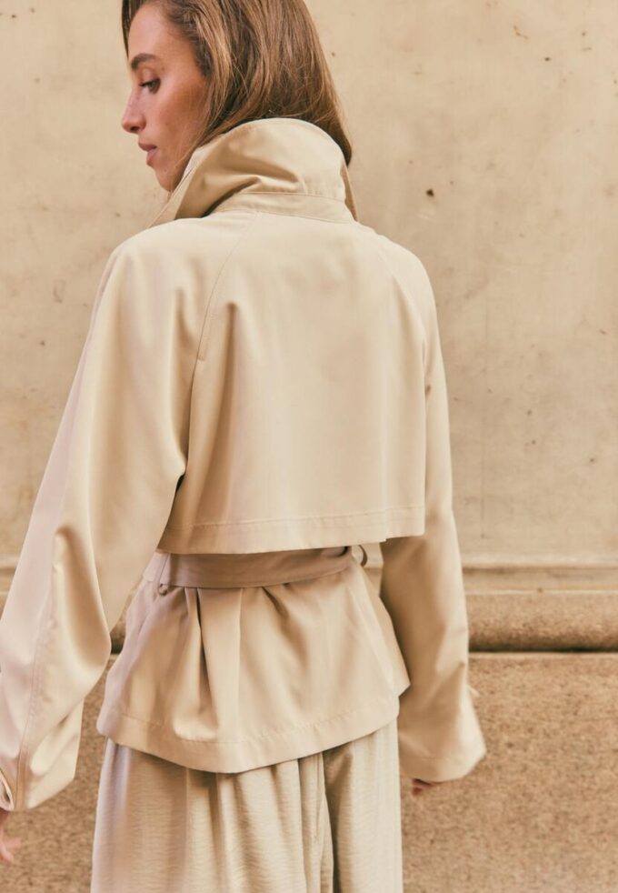 Kurzes, fließendes Trenchcoat mit Gürtel