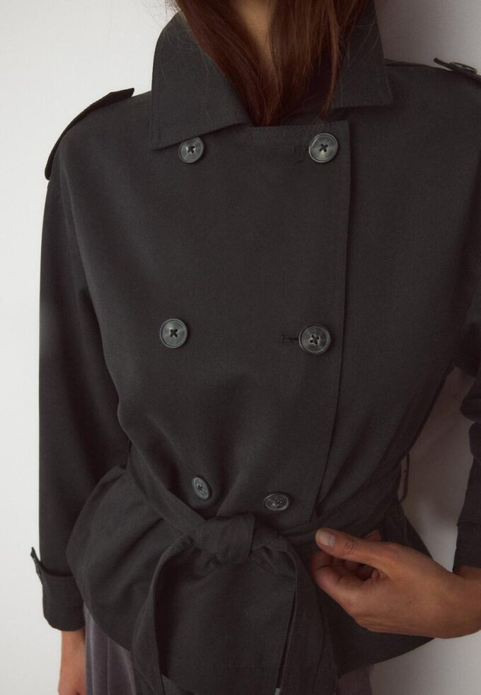 Kurzes, fließendes Trenchcoat mit Gürtel