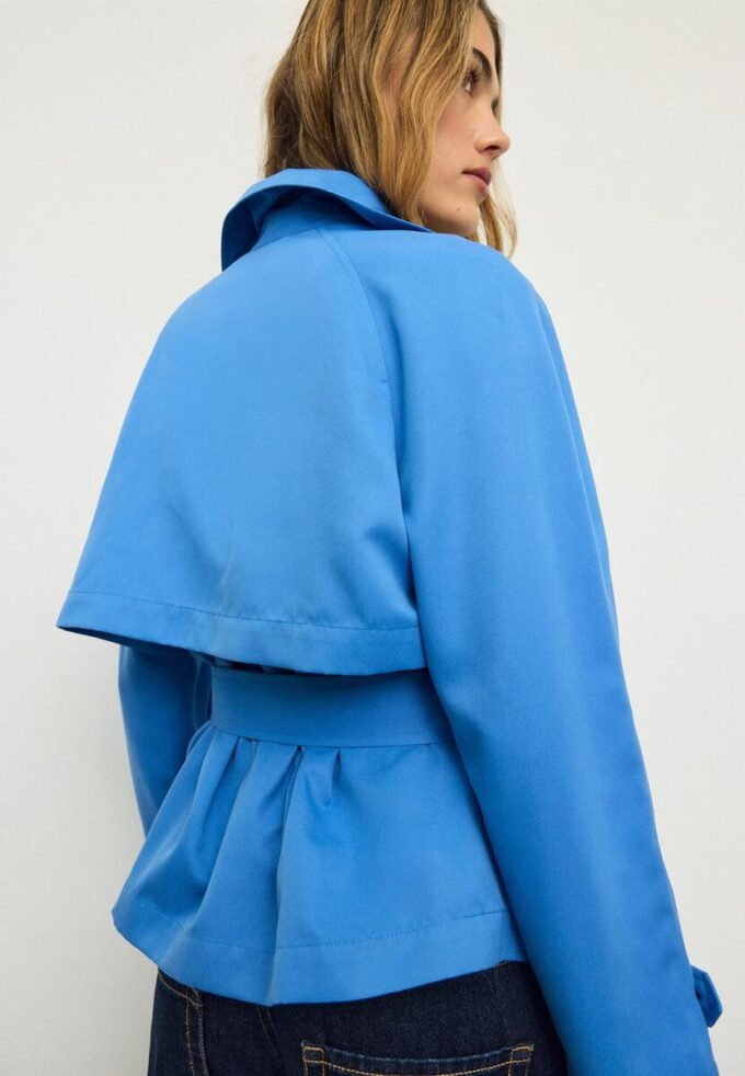 Kurzes, fließendes Trenchcoat mit Gürtel