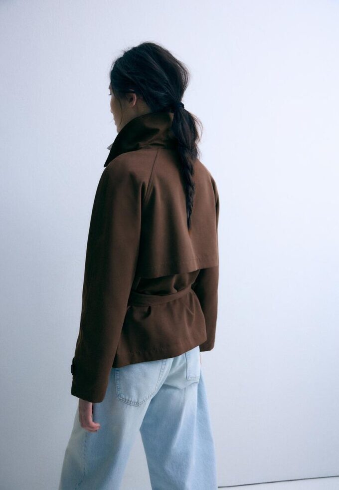 Kurzes, fließendes Trenchcoat mit Gürtel Kurzes, fließendes Trenchcoat mit Gürtel