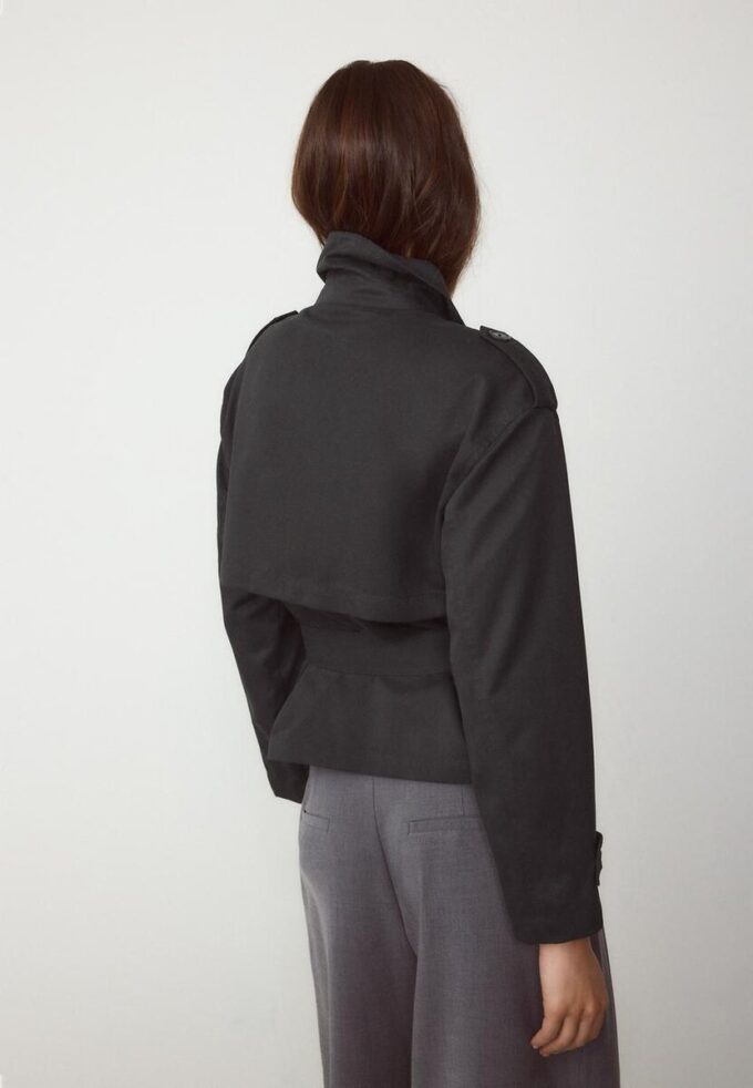 Kurzes, fließendes Trenchcoat mit Gürtel