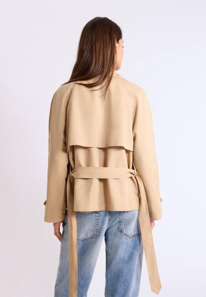 Kurzes, fließendes Trenchcoat mit Gürtel