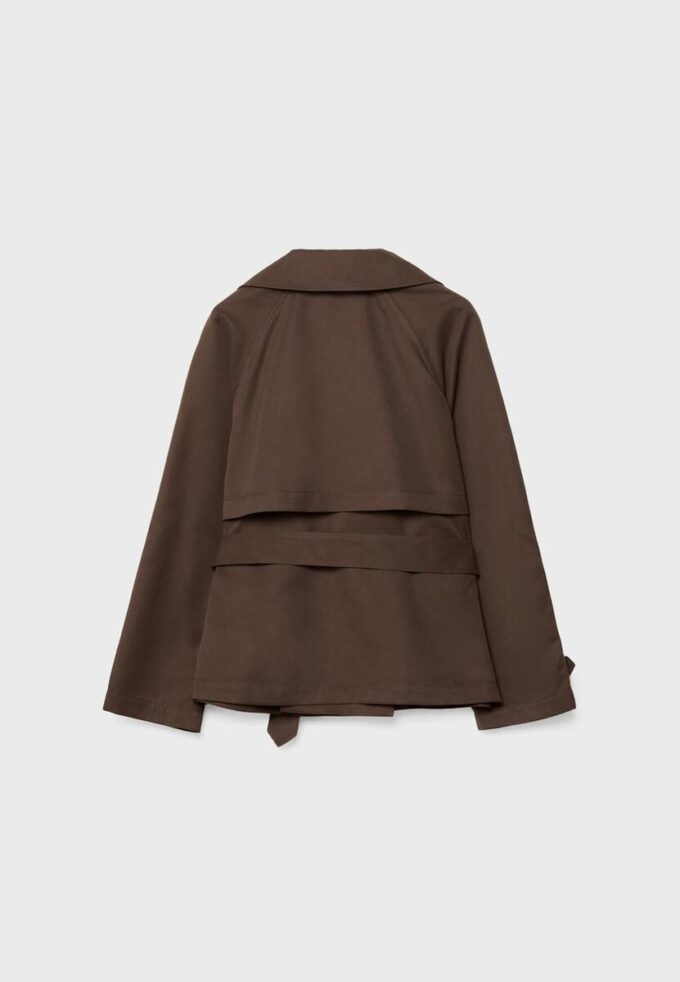 Kurzes, fließendes Trenchcoat mit Gürtel Kurzes, fließendes Trenchcoat mit Gürtel