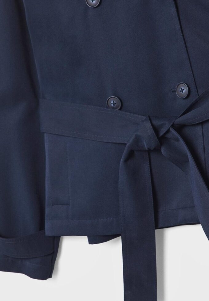 Kurzes, fließendes Trenchcoat mit Gürtel