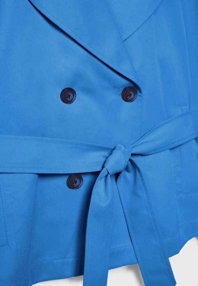 Kurzes, fließendes Trenchcoat mit Gürtel