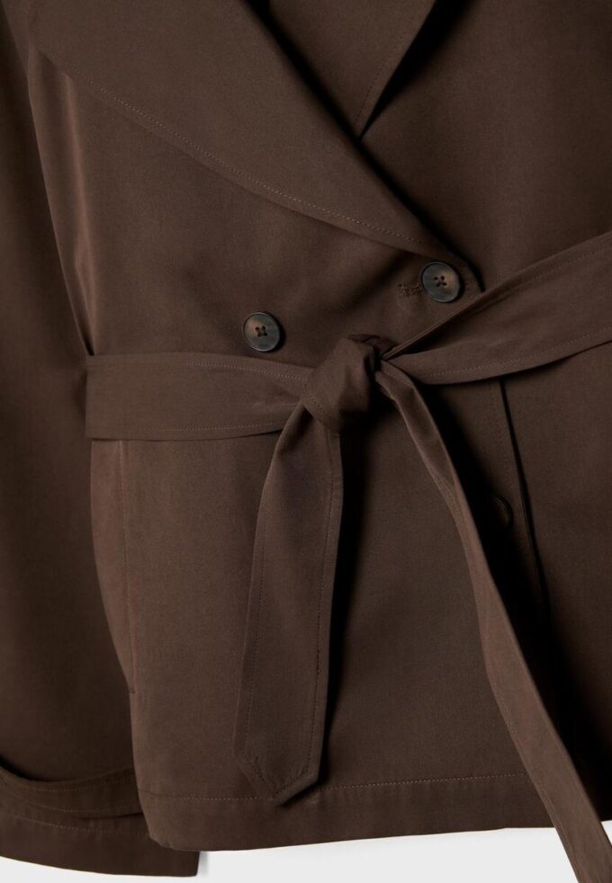 Kurzes, fließendes Trenchcoat mit Gürtel Kurzes, fließendes Trenchcoat mit Gürtel