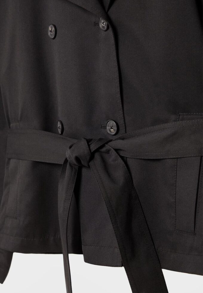 Kurzes, fließendes Trenchcoat mit Gürtel