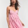 Kurzes Kleid mit Spitzendetails Kurzes Kleid mit Spitzendetails