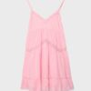 Kurzes Kleid mit Spitzendetails Kurzes Kleid mit Spitzendetails