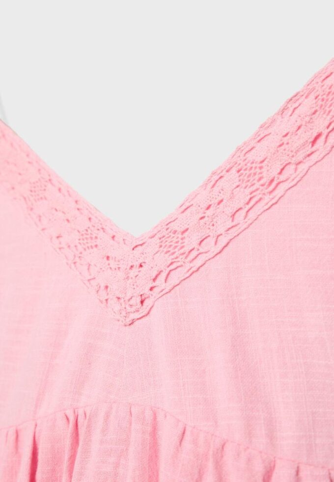 Kurzes Kleid mit Spitzendetails Kurzes Kleid mit Spitzendetails