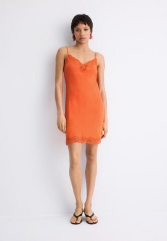 Kurzes rustikales Spitzenkleid