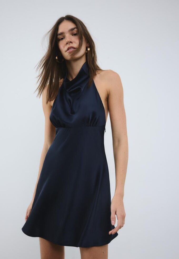 Kurzes Satin-Kleid mit Neckholder Kurzes Satin-Kleid mit Neckholder