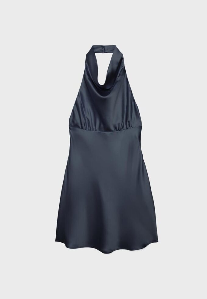 Kurzes Satin-Kleid mit Neckholder Kurzes Satin-Kleid mit Neckholder