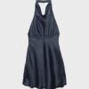 Kurzes Satin-Kleid mit Neckholder Kurzes Satin-Kleid mit Neckholder