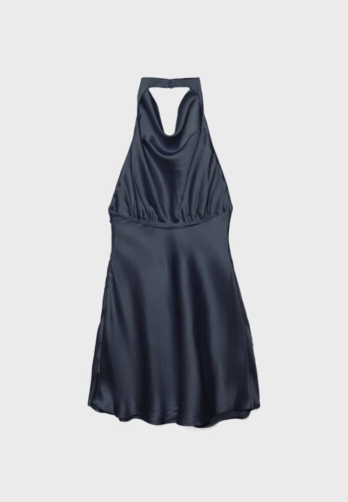 Kurzes Satin-Kleid mit Neckholder Kurzes Satin-Kleid mit Neckholder