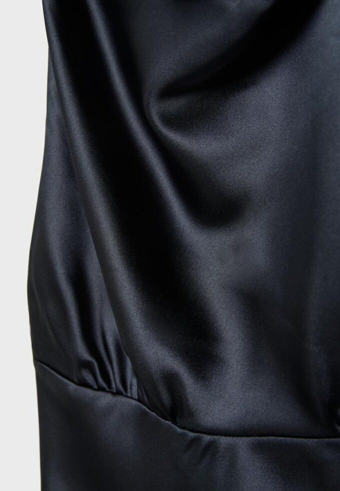 Kurzes Satin-Kleid mit Neckholder Kurzes Satin-Kleid mit Neckholder