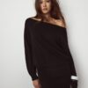 Kurzes Strickkleid mit U-Boot-Ausschnitt