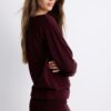 Kurzes Strickkleid mit U-Boot-Ausschnitt Kurzes Strickkleid mit U-Boot-Ausschnitt