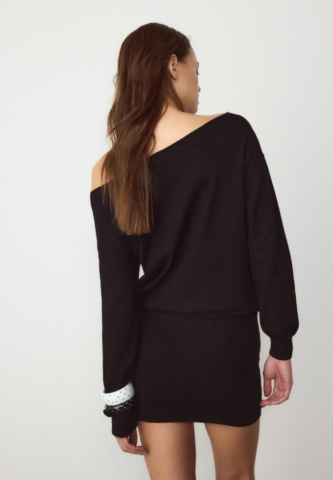 Kurzes Strickkleid mit U-Boot-Ausschnitt