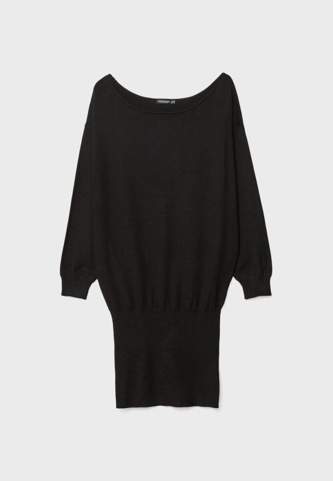 Kurzes Strickkleid mit U-Boot-Ausschnitt
